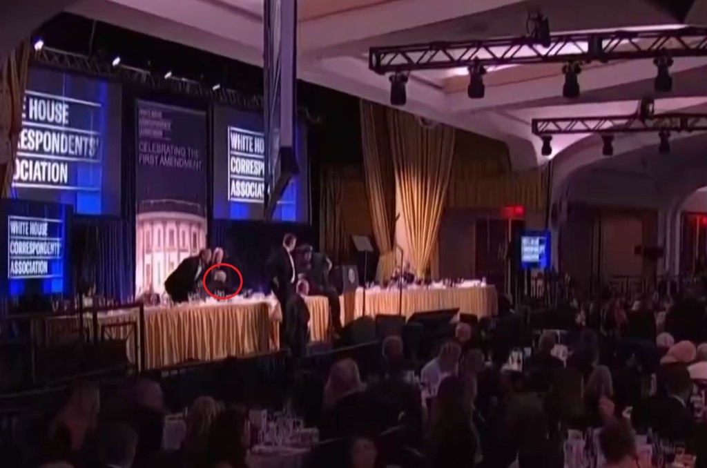 槍聲後，美國特勤人員以身體保護特朗普離開。Ｘ