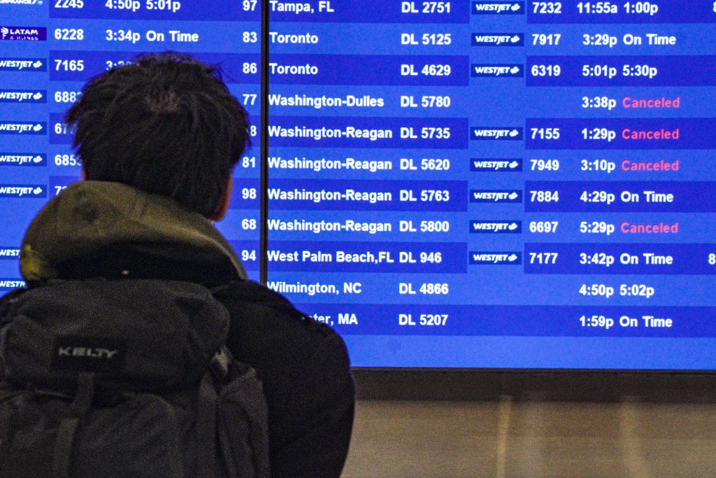 美国在平安夜前取消了4000多个航班。AP