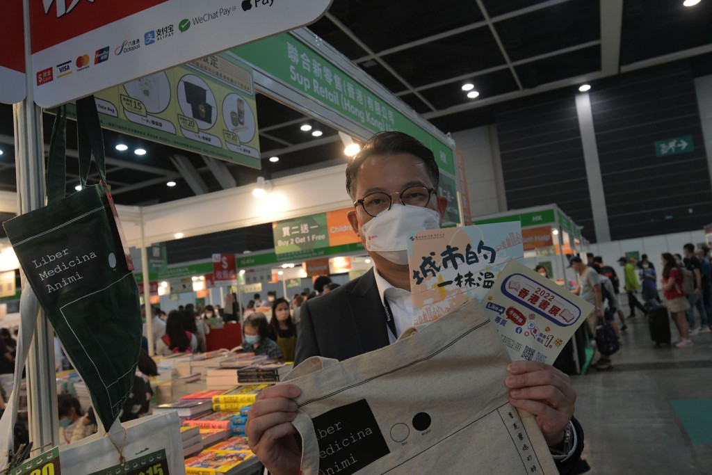 聯合新零售（香港）有限公司副總經理簡珏綸表示，今年書展人流頗大，認為銷量增長可觀。
