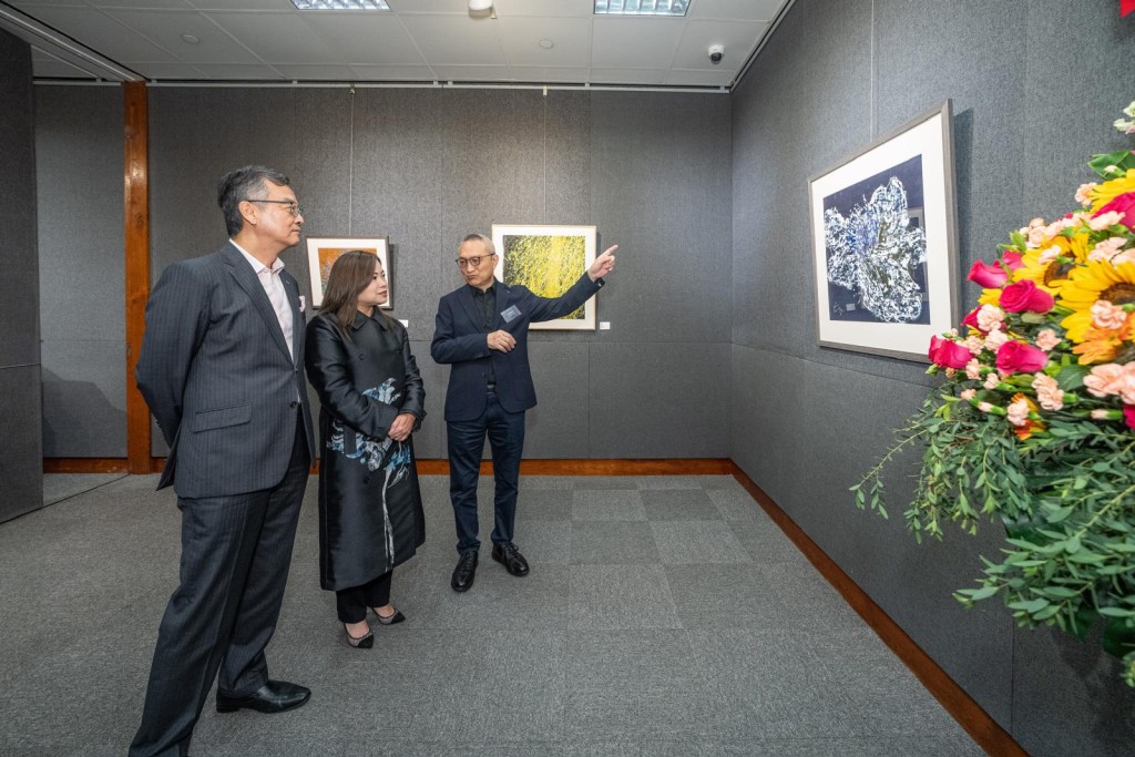 罗淑佩形容一走进会场，还未看到接近30幅画作的时候，已看到很多色彩，而这些色彩令人很开心。