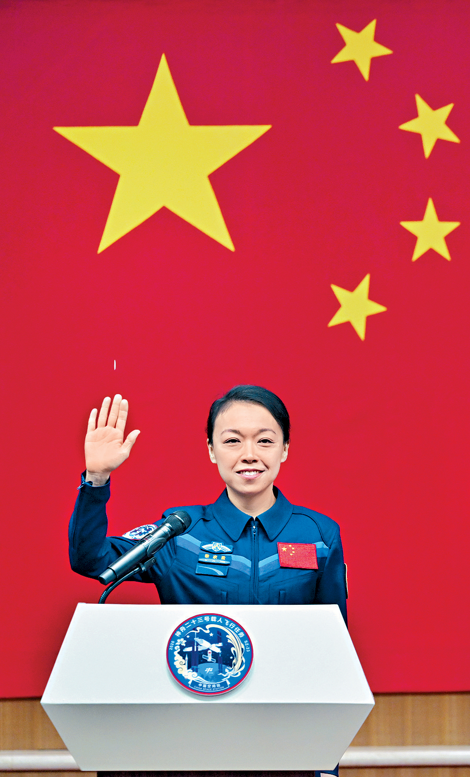 香港首名太空人黎家盈昨在酒泉衛星發射中心與媒體見面。