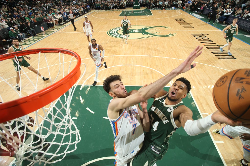 字母哥全場攻入19分外加14籃板和7助攻。AFP 字母哥全場攻入19分外加14籃板和7助攻。AFP