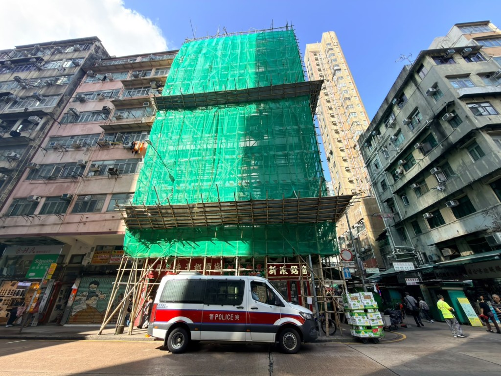 廣東道1090號唐樓有單位遭爆竊，警方到場調查。梁國峰攝
