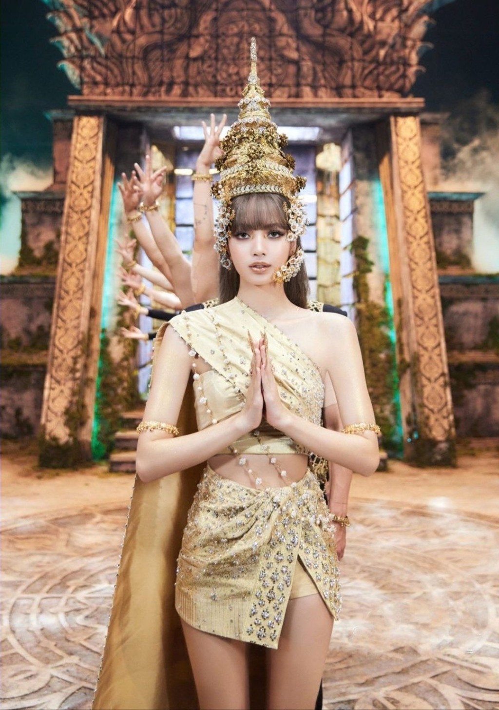 近年因爲泰國人氣古裝神劇《天生一對》（Love Destiny）以及Blackpink成員 Lisa在Lalisa 音樂影片穿過傳統泰服，因而掀起貴族泰服熱潮。不少網紅跟隨熱潮也到泰國曼谷影貴族泰服寫真。