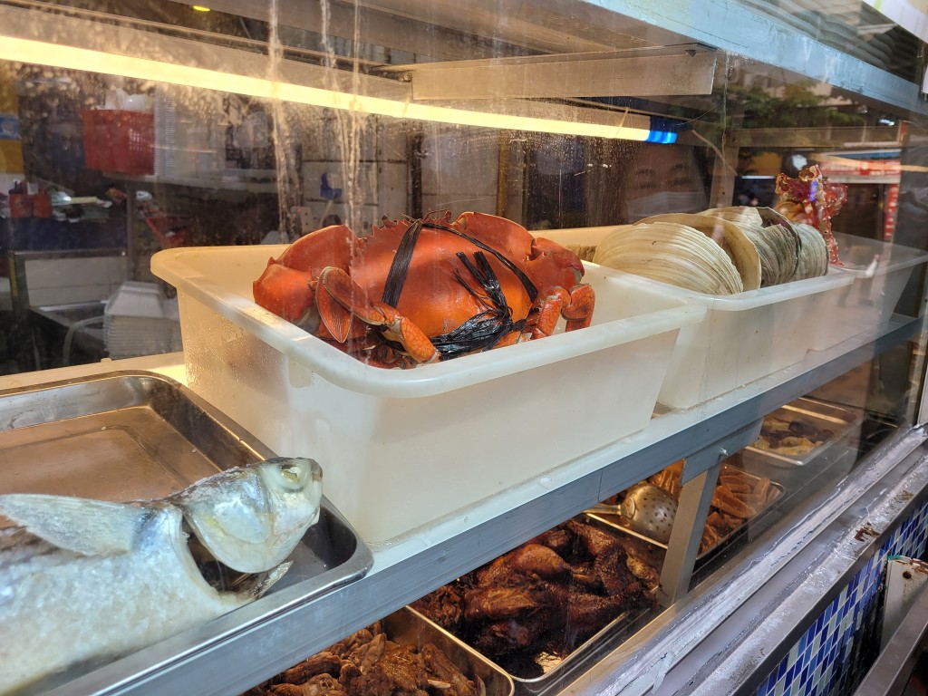 丽园其中一个卖点便是$45任食三餸海鲜饭，只限外卖带走。(香港两餸关注组FB) 