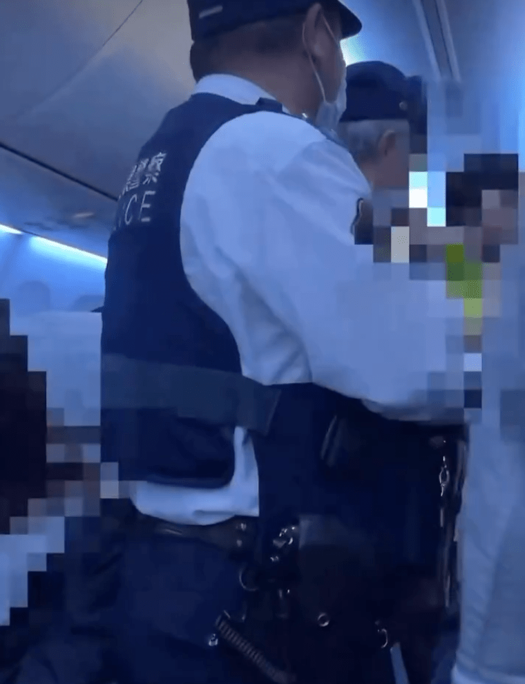 機長召警察上機，帶走爭鬧的男乘客。Threads@sarita77764