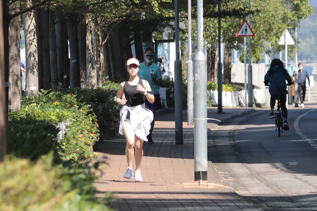 在安全情況下，大家應盡可能出外舒展筋骨。中新社資料圖片