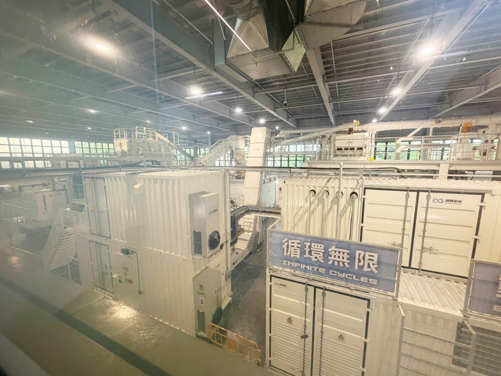 設施預計每年可處理一萬公噸退役電池,將其轉化為高純度「再生黑粉」。 設施預計每年可處理一萬公噸退役電池,將其轉化為高純度「再生黑粉」。