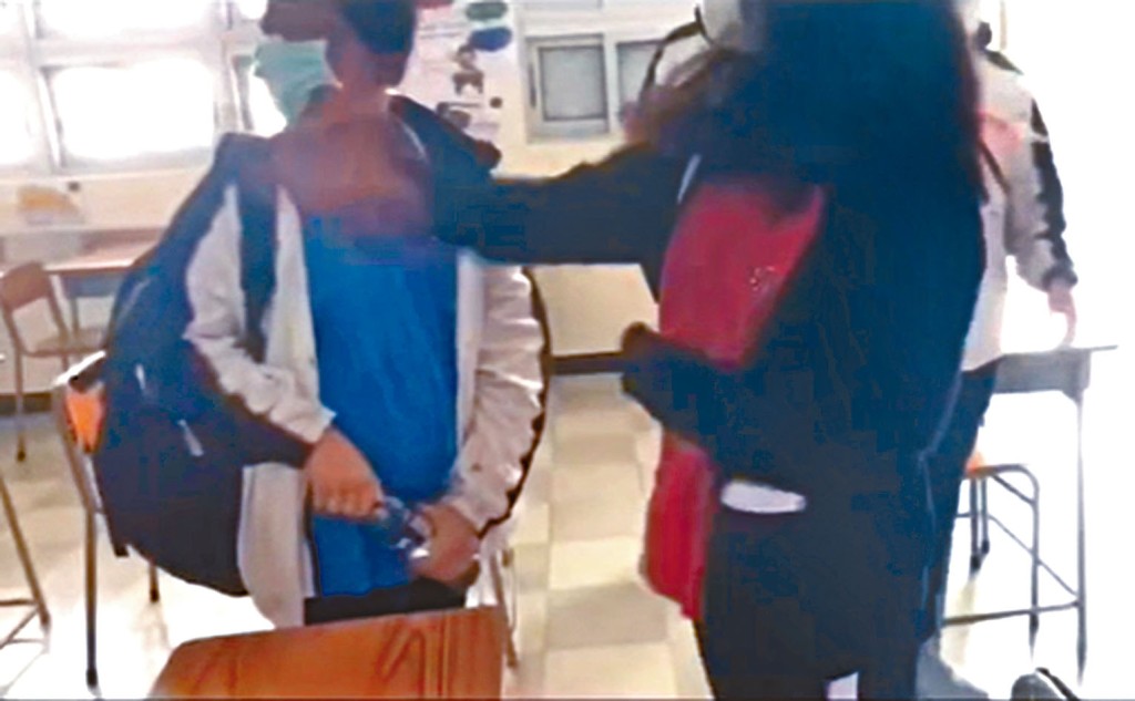 中一男生遭長髮女同學掌摑。