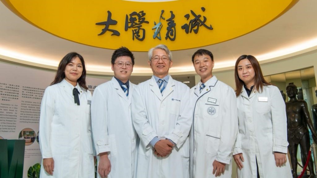 浸大中醫藥學院臨床部主任卞兆祥教授(中)及其研究團隊成員。浸大中醫藥學院