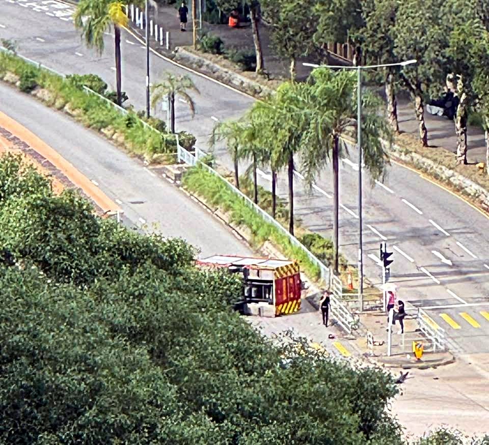 消防車捱撞翻側。網圖 消防車捱撞翻側。網圖