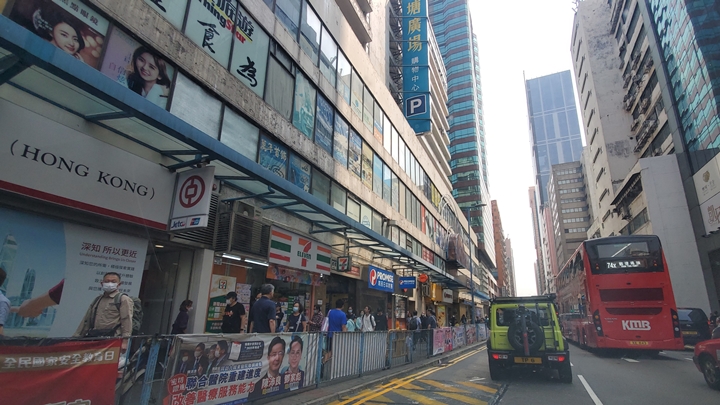 觀塘廣場發生墮石屎傷人案。蔡楚輝攝