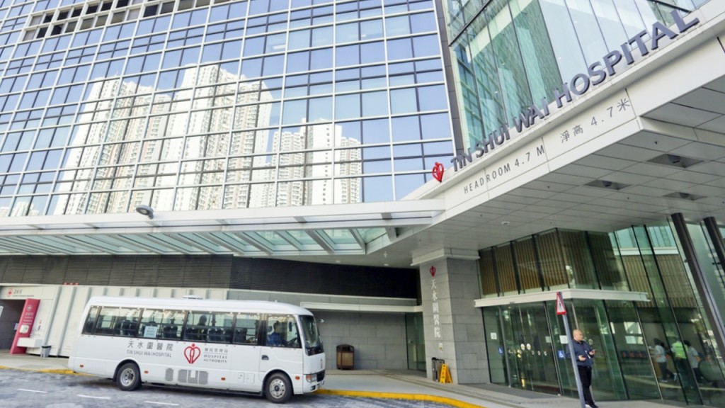 救護車到場，將失常女子送院檢查。資料圖片