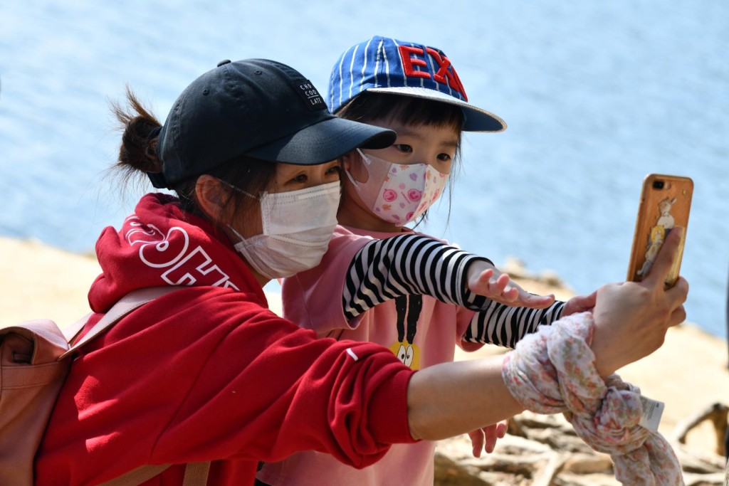 市民在郊野公園拍照。
