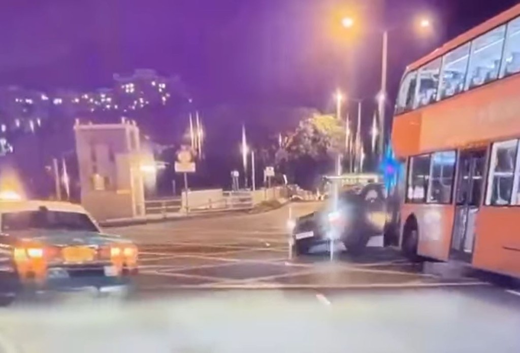 MINI Cooper撞至车身弹起。fb香港突发事故报料区影片截图