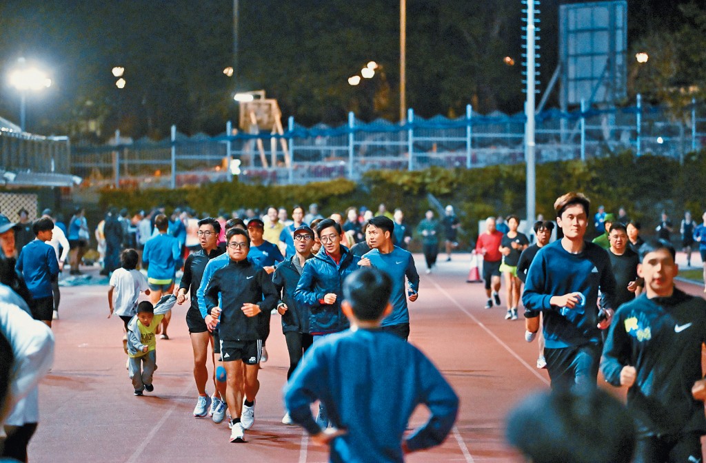跑手「遷徙」至斧山道運動場備戰，逼滿跑道。