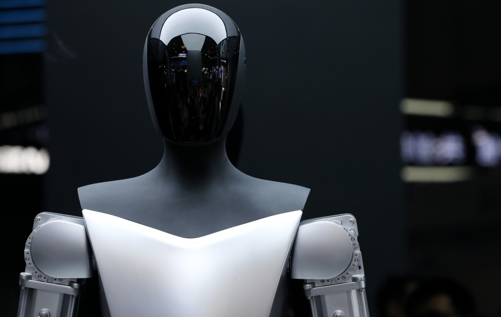 2023世界人工智能大會展會現場拍攝的Tesla機械人。新華社