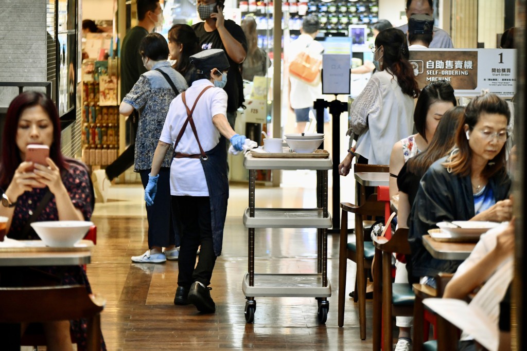 獲得資格的食肆會獲發相應的標貼張貼於店鋪內，以助宣傳並讓顧客識別。資料圖片