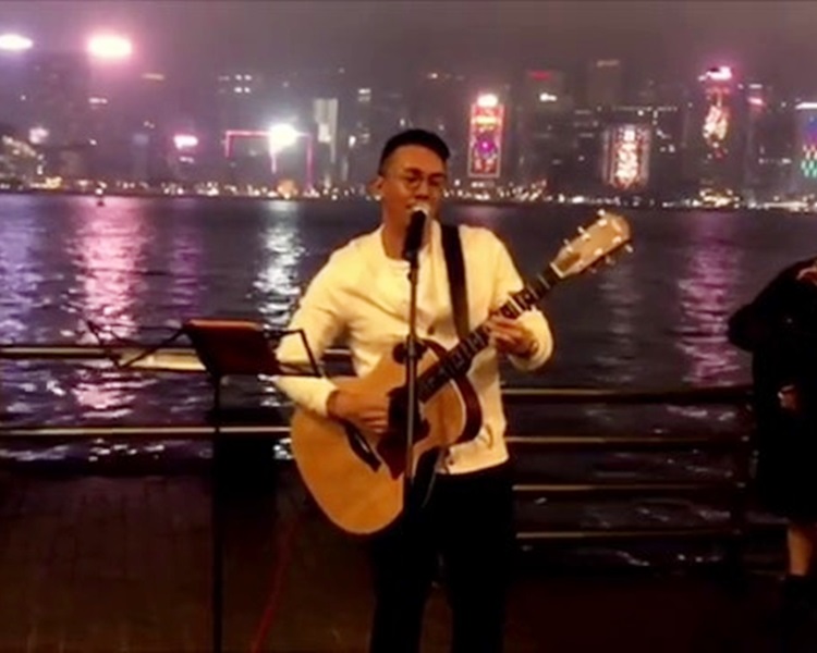 張繼聰唱《每天愛你多一些》冧老婆謝安琪。 張繼聰ig截圖