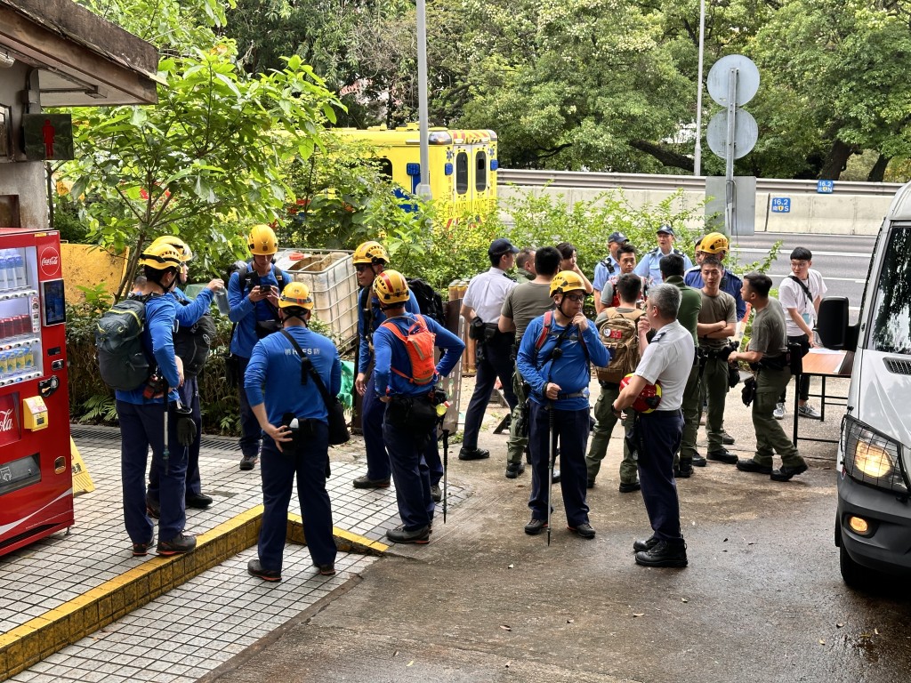 搜救人员集合后登山搜救。