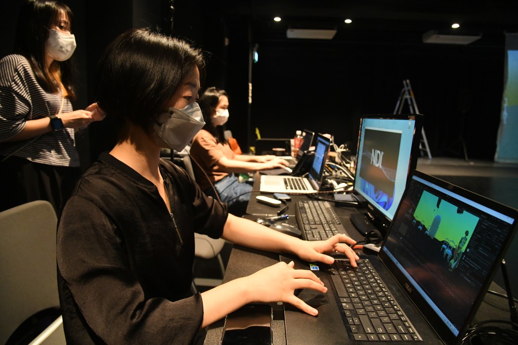 演出結合了投影、動態捕捉及VR等多媒體科技。