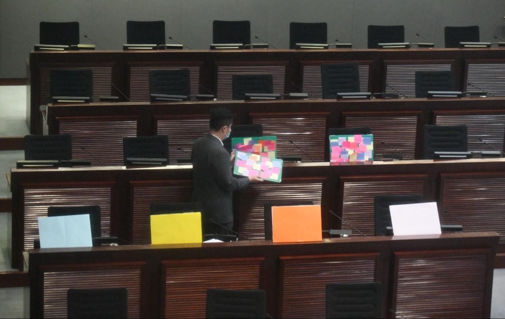 民主派繼續杯葛內會,只在座位上放置紙牌。