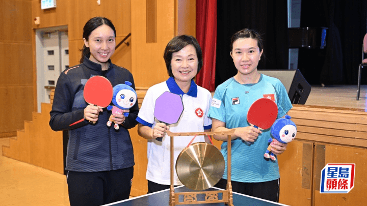 蔡若蓮與乒乓球精英運動員李皓晴(圖右)和蘇慧音(圖左)交流。(圖片來源:蔡若蓮FB)