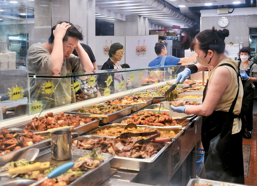 兩餸飯被稱為「平民恩物」,近年店舖開到成行成市。