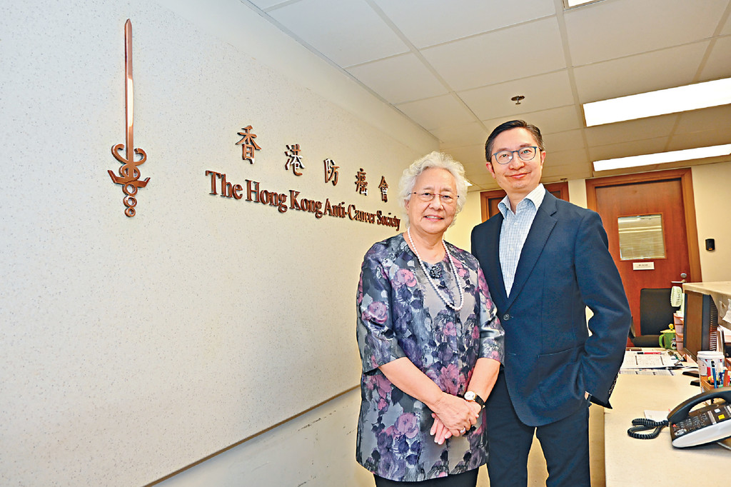 ■防癌會主席朱楊珀瑜女士(左)和《頭條日報》廣告部副總經理劉孟輝先生(右)分享了防癌會逾半世紀的貢獻和成就。