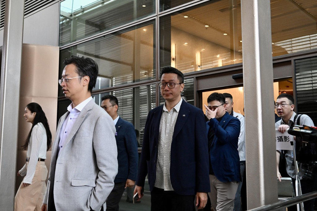 立法會議員前往北京參加國家事務研修考察前於機場會見傳媒。劉駿軒攝 立法會議員前往北京參加國家事務研修考察前於機場會見傳媒。劉駿軒攝