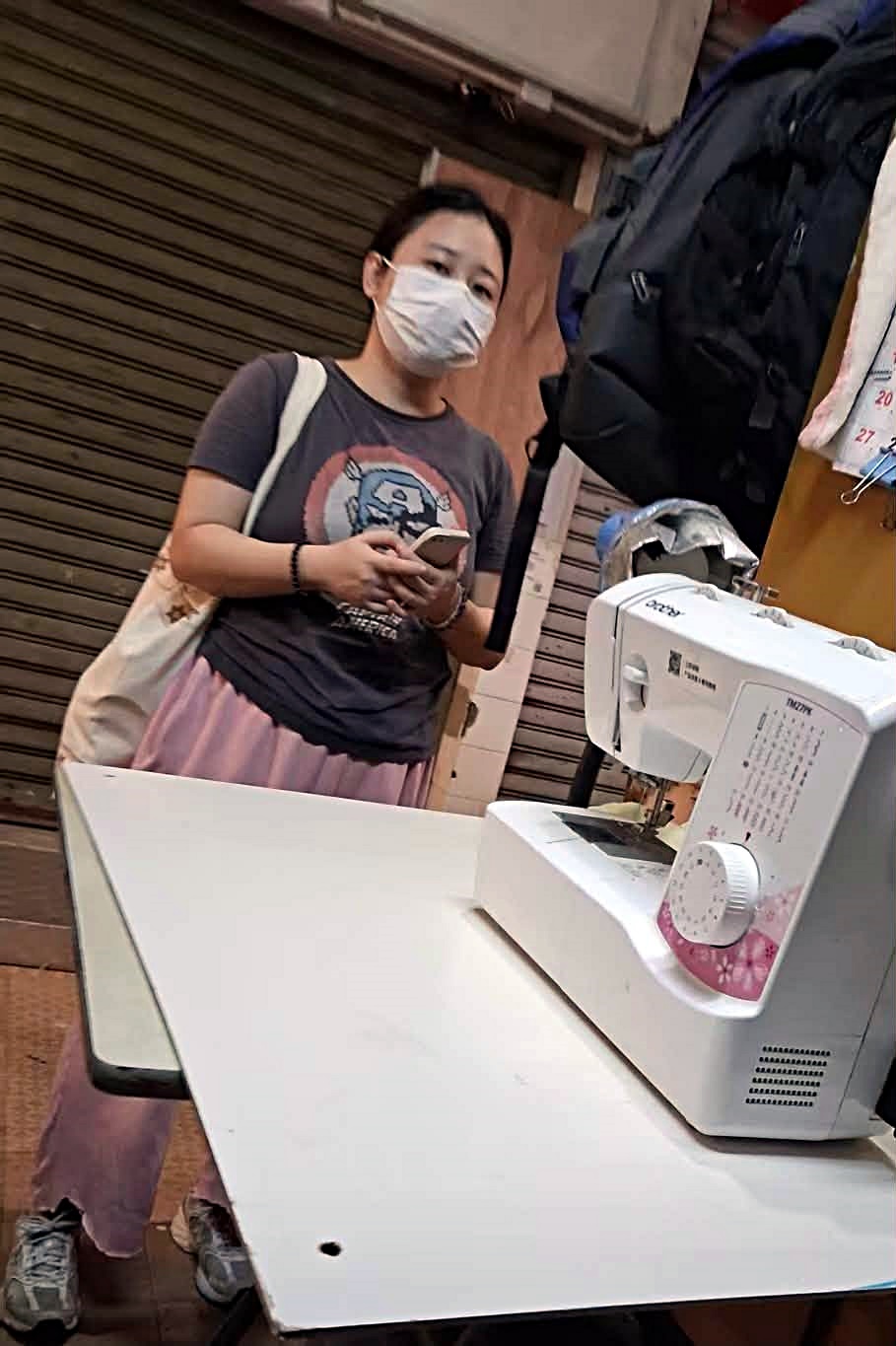 周日,該女子不滿一直站在檔口責罵店主。fb:西環變幻時 周日,該女子不滿一直站在檔口責罵店主。fb:西環變幻時
