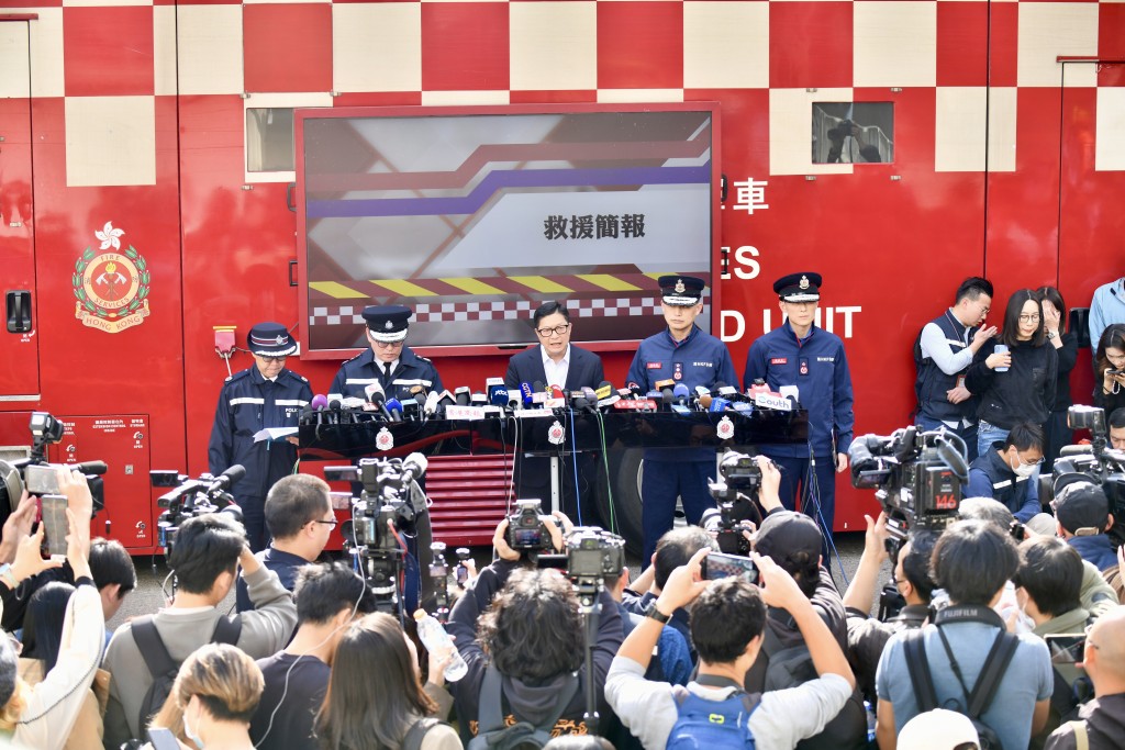 保安局局长邓炳强联同警方及消防举行救援简报会。卢江球摄