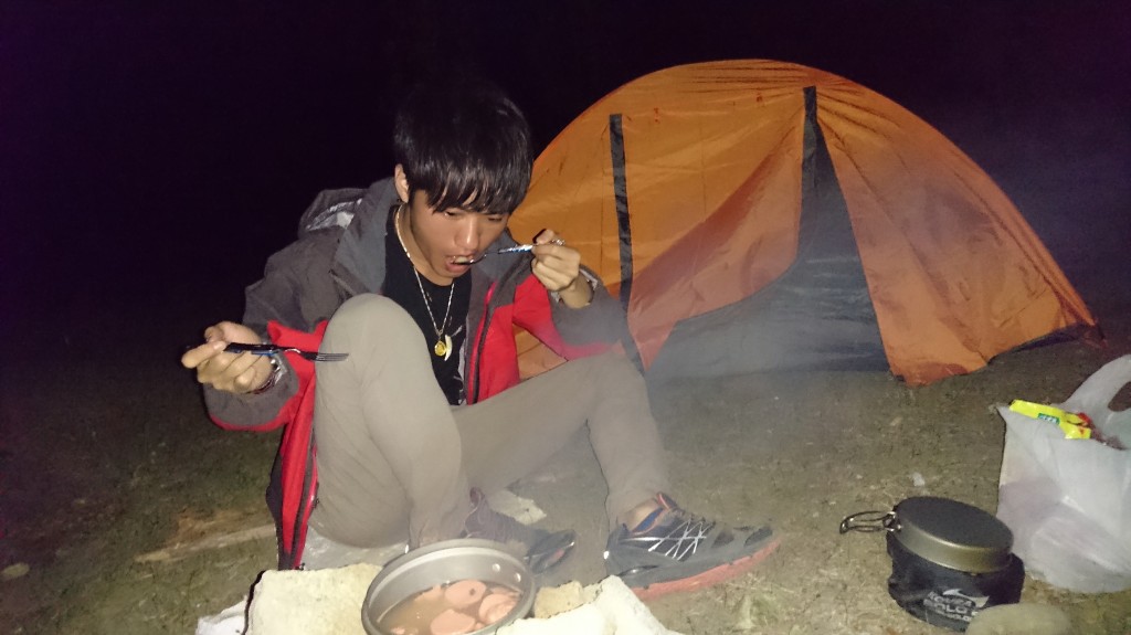 文頌男去西藏旅行時住青年旅社又露營。