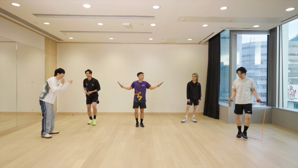 四子學花式跳繩。