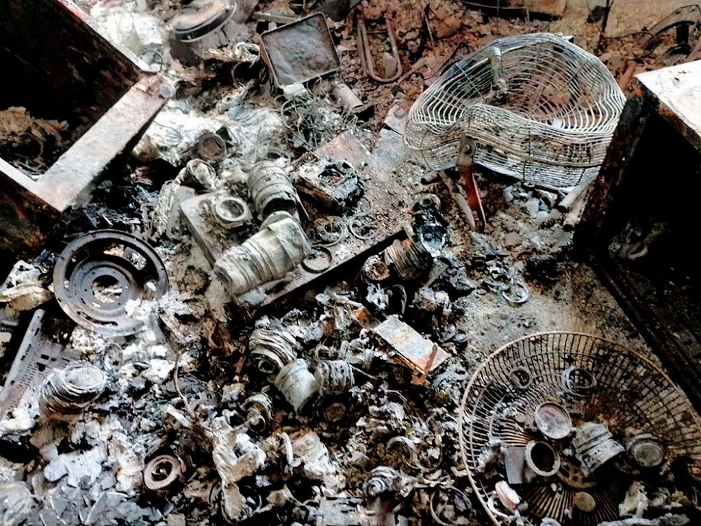 盧先生屋內有大量相機、鏡頭全部遭大火燒毀，他估計單是相機鏡頭已損失約60至70萬元。