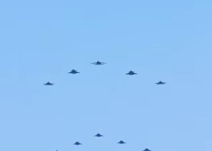 空中受閱部隊陸續起飛前往天安門廣場。央視截圖