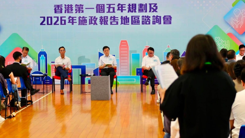 李家超于咨询会上用心聆听市民的意见。李家超fb