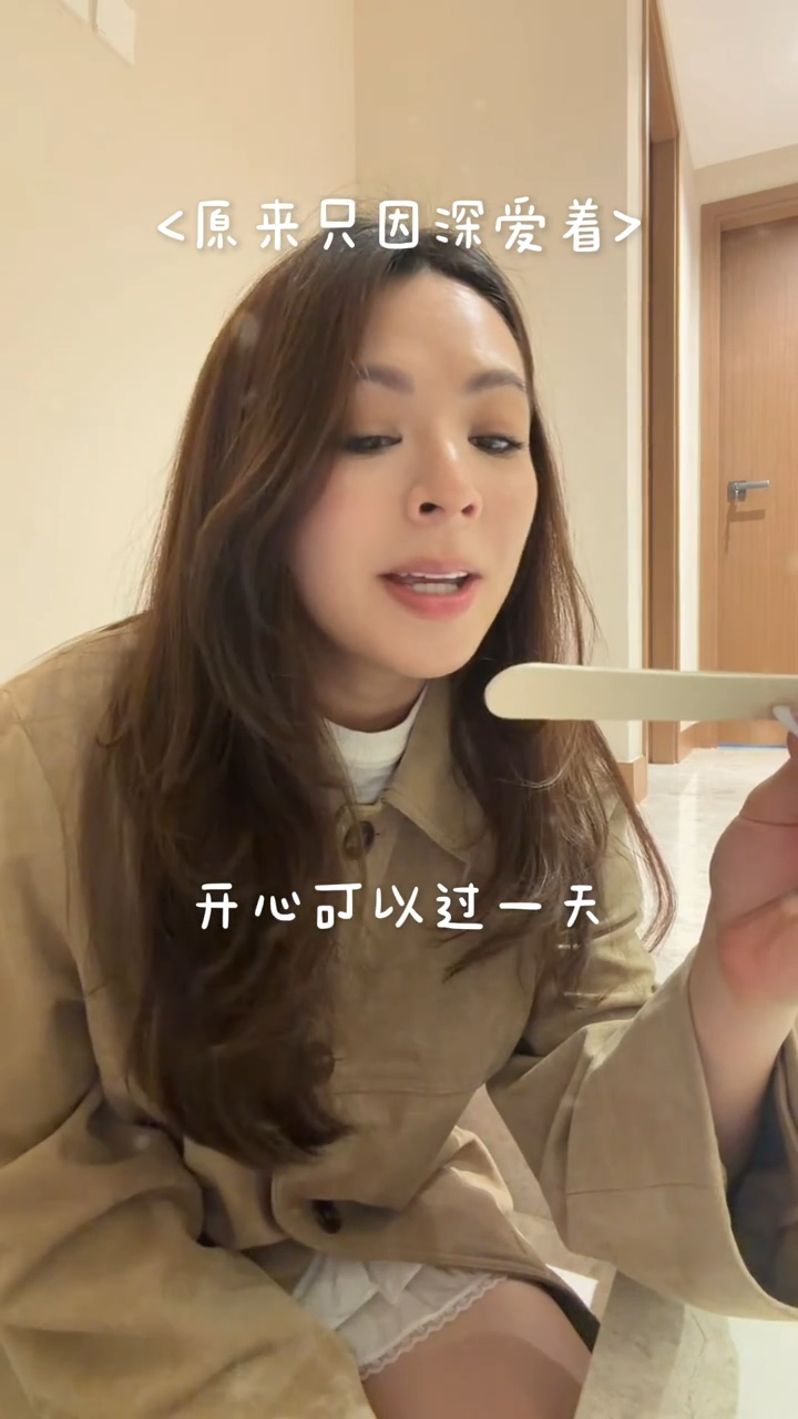 JW王灝兒抽出籤筒歌名清唱,身後走廊通道深長闊落,目測面積相當寬廣。 JW王灝兒抽出籤筒歌名清唱,身後走廊通道深長闊落,目測面積相當寬廣。