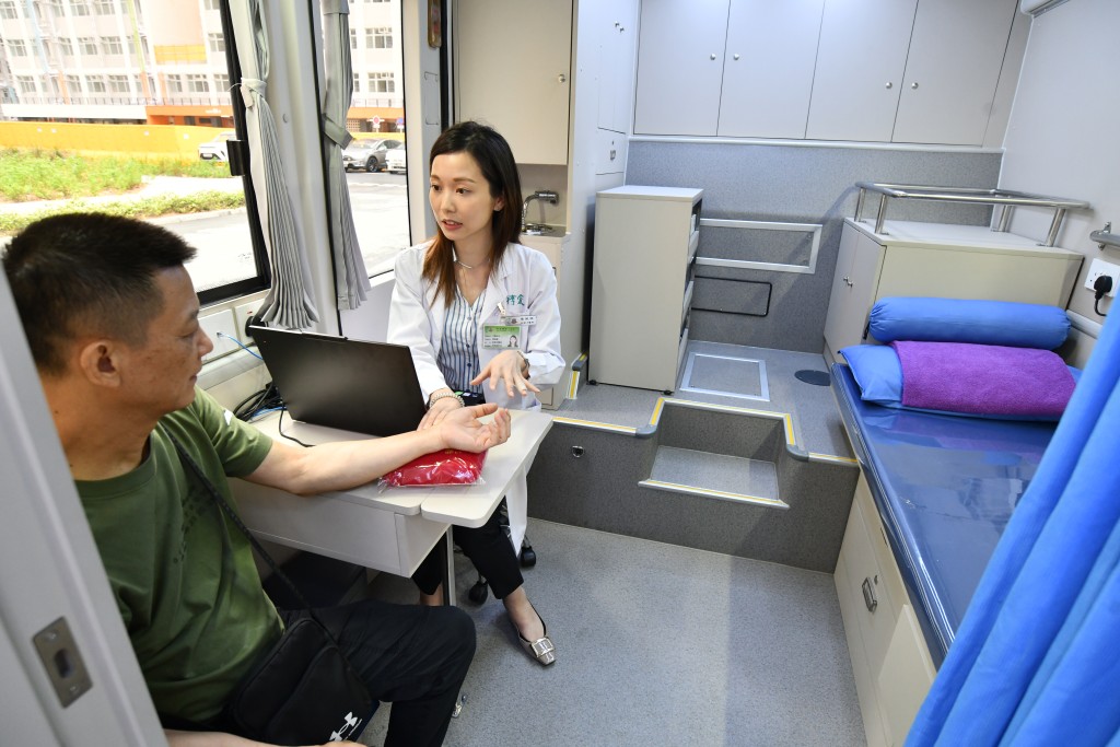 啟德世運道將設有流動醫療車，提供普通科、針灸及骨傷科服務。