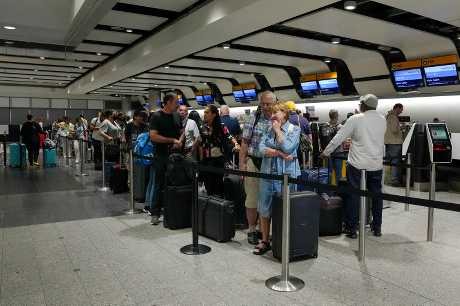 希斯路机场旅客在登记柜位前排队。路透社