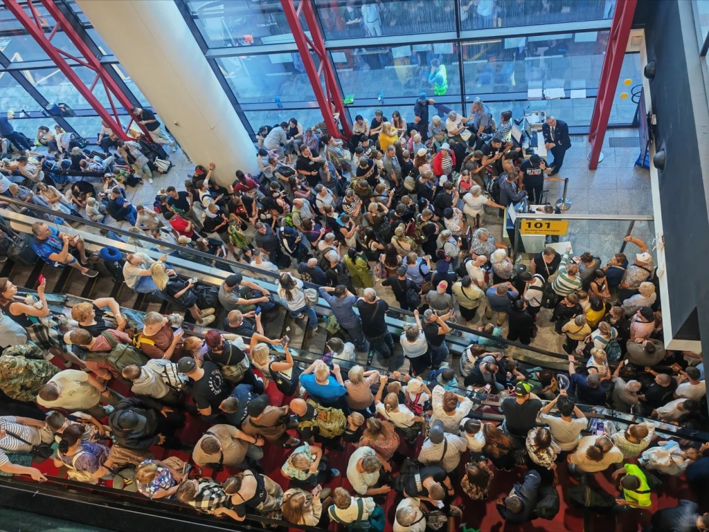 大量旅客因航班取消或延误滞留俄罗斯机场。小红书@一个跟老外打交道的人