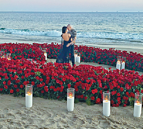 ■Travis在沙灘上放置玫瑰花海求婚，場面浪漫。
