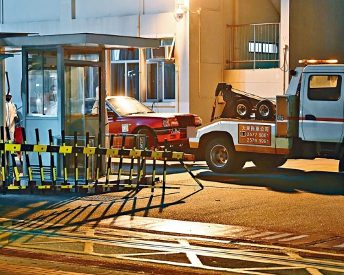 涉事的士被拖走。