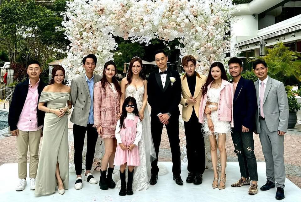 吴若希于IG分享婚礼上的照片。