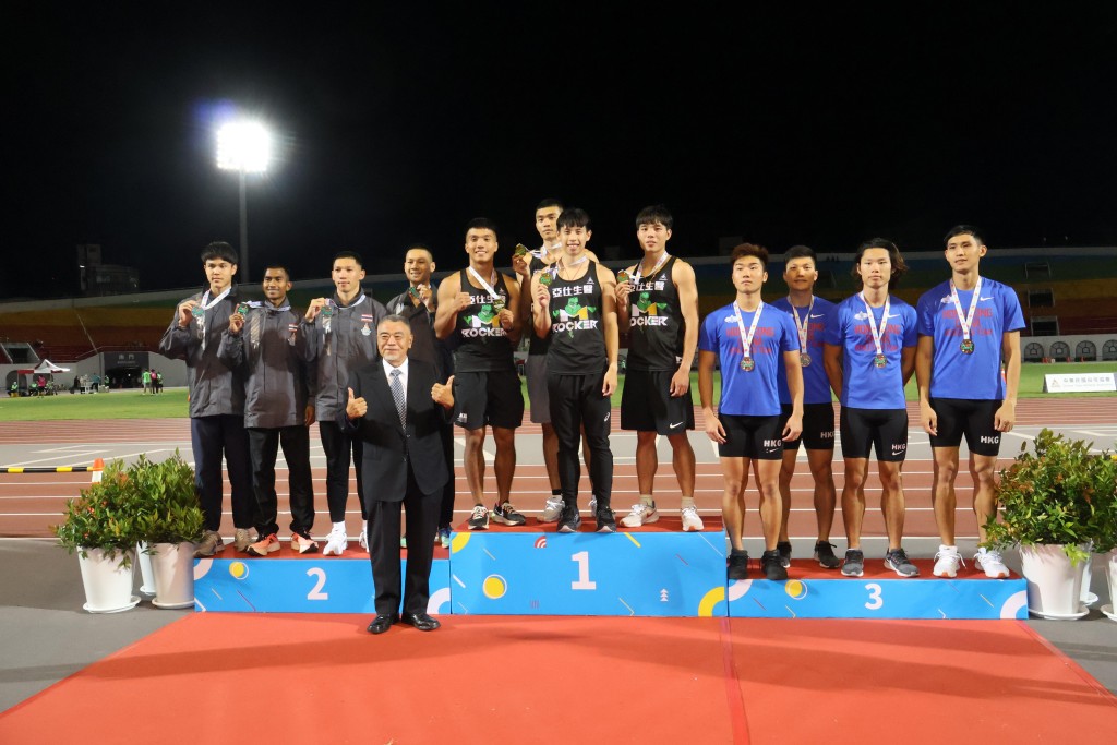 男子4x100米接力跑，港队凭张灏轩、李康杰、石锦程及何伟伦合力以40秒24夺铜牌。徐嘉华摄