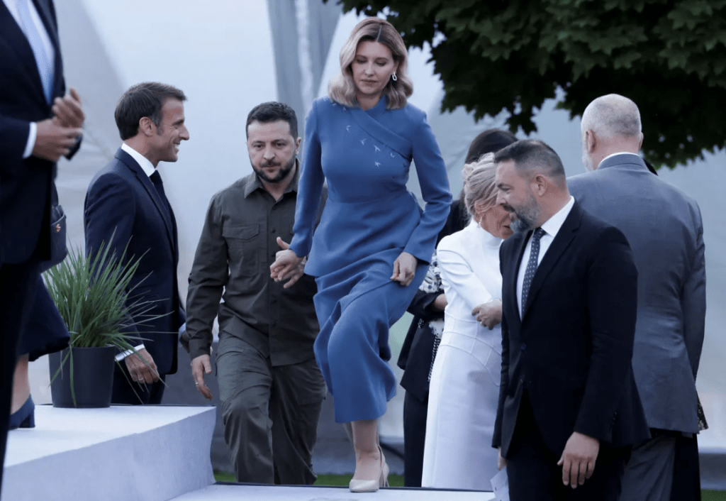 乌克兰总统夫人欧莲娜一袭蓝色裙装亮眼，成场内焦点之一。路透社