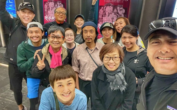 發哥帶領跑步成員方平和鮑起靜夫婦、周家怡和莫可欣一齊欣賞電影。