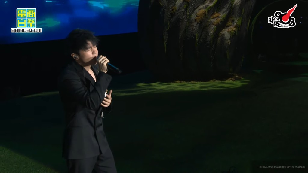 陳卓賢演唱《再見 寧靜海》。 陳卓賢演唱《再見 寧靜海》。