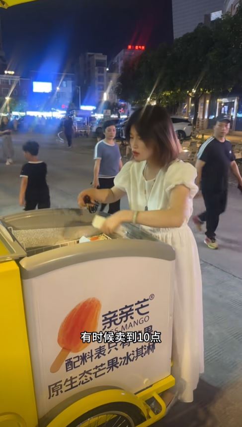 小李裸辭準備考公務員，目前在擺攤賣雪糕賺考試費。抖音@游上岸的李丫