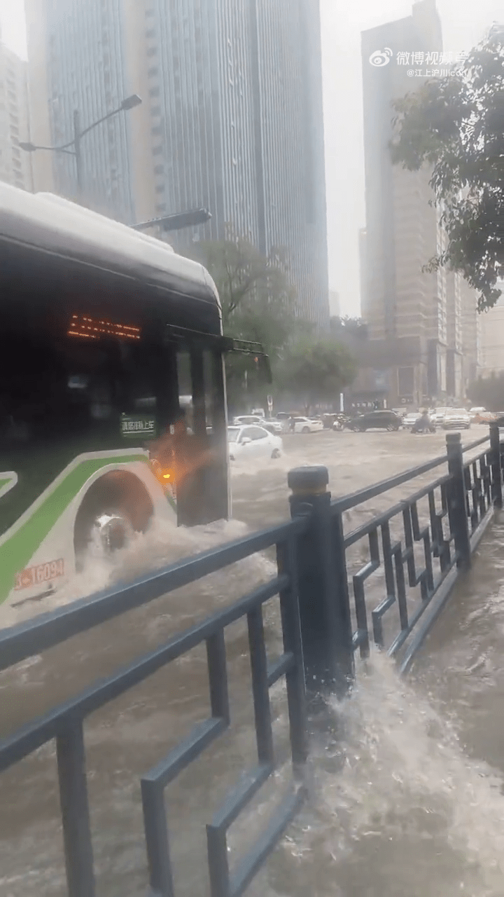 暴雨下的郑州街道，水浸严重。